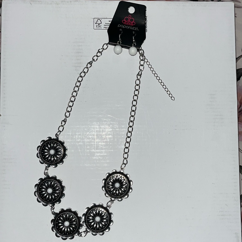 Paparazzi new silver flower necklace with white beat in the middle. O/S